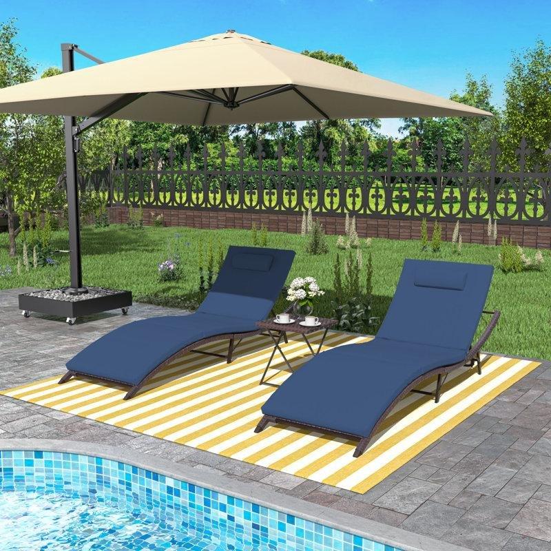 Katlanabilir Ayarlanabilir S Form Rattan Dinlenme Koltuğu Seti (2 Adet) ve Cam Tablalı Yan Sehpa-83 x 61 x 204 cm - 109526