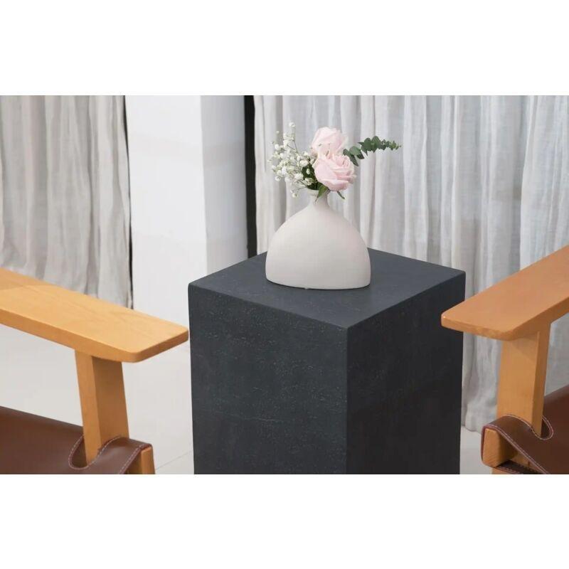 Siyah Cam Elyaf Takviyeli Beton El Cilalı Traverten Yan Sehpa-35x35x46 cm - 112156