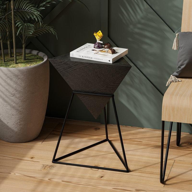 Siyah Metal Geometrik Üçgen Yan Sehpa-51x40x35 cm - 113184