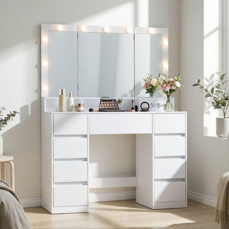 Beyaz 9 Çekmeceli 3 Renk LED Işıklı Entegre Prizli Katlanır Üç Aynalı Makyaj Masası - 107x40x144 cm - 122404