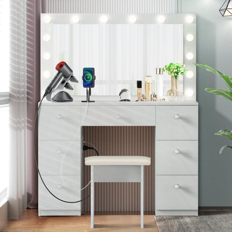 Beyaz Endüstriyel Ahşap 14 LED Işıklı 7 Çekmeceli Priz ve USB Çıkışlı Puflu Makyaj Masası - 110 cm - 121849