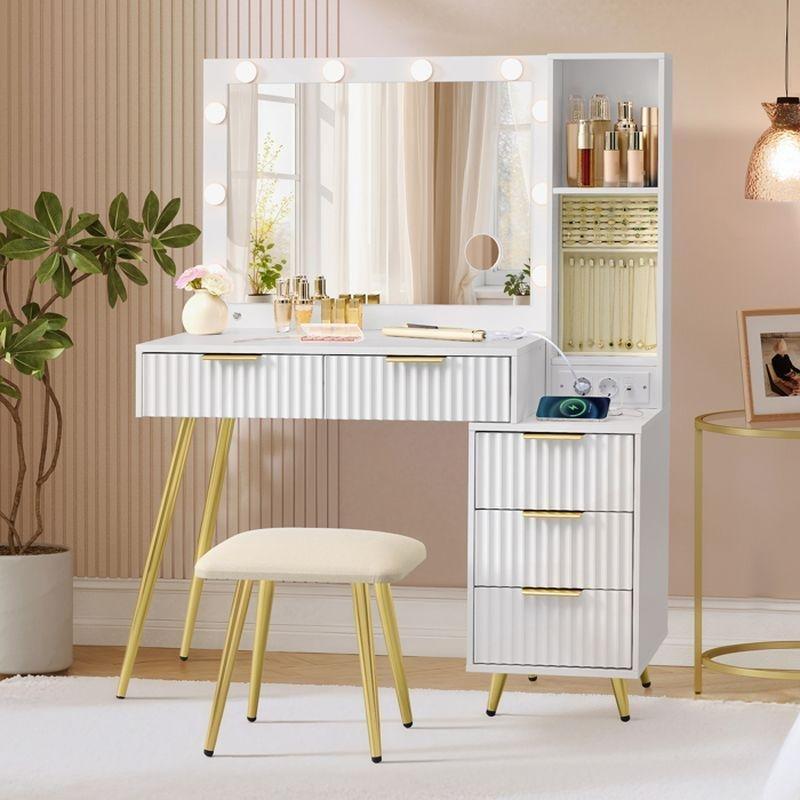 Beyaz Gold Detaylı Metal Ayaklı LED Işıklı Aynalı Prizli ve Tabureli Makyaj Masası - 110x40x135 cm - 122260