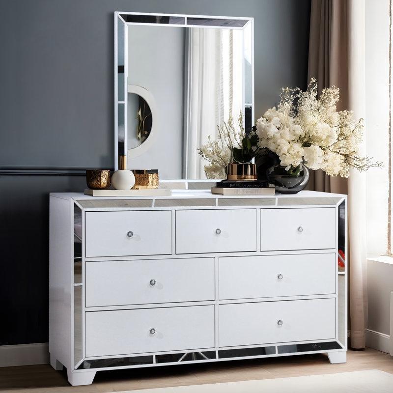 Beyaz Masif Ahşap Kristal Kulp Detaylı 7 Çekmeceli Aynalı Şifonyer - 145 cm - 123990