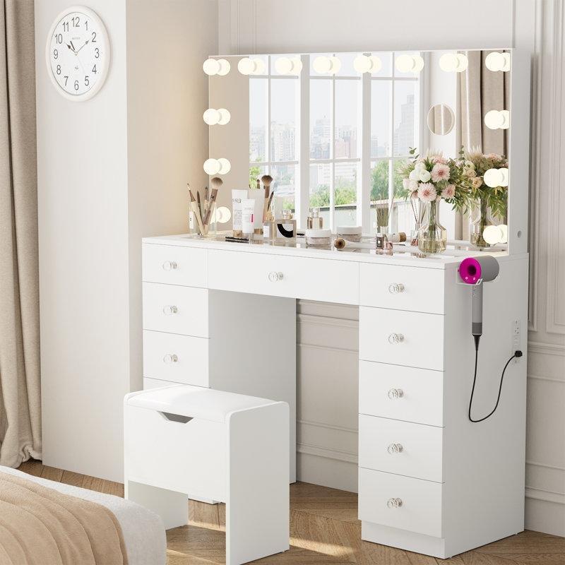 Beyaz MDF 11 Çekmeceli Işıklı ve Cam Tablalı Puf Dahil Makyaj Masası - 117 cm - 121900