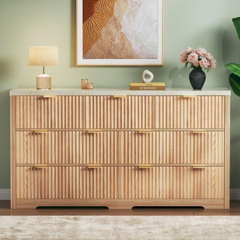Doğal Ahşap Rengi MDF Mermer Desenli Üst Tablalı Yivli 7 Çekmeceli Gold Kulplu Şifonyer - 135x40x83 cm - 123043