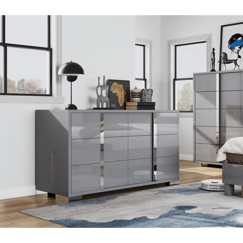 Gri MDF Parlak Yüzeyli Gümüş Kulp Detaylı 6 Çekmeceli Şifonyer - 138x40x81 cm - 123001