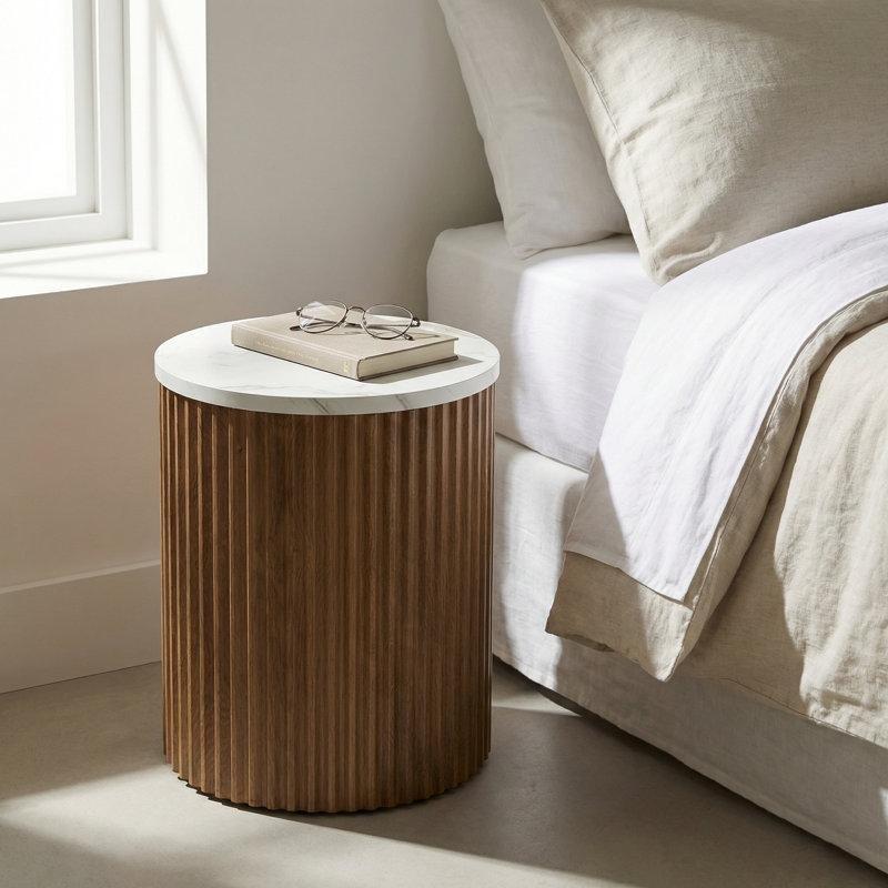 Kahverengi ve Beyaz Ahşap Gövdeli Yivli Silindir Mermer Komodin - 45x60 cm - 127951