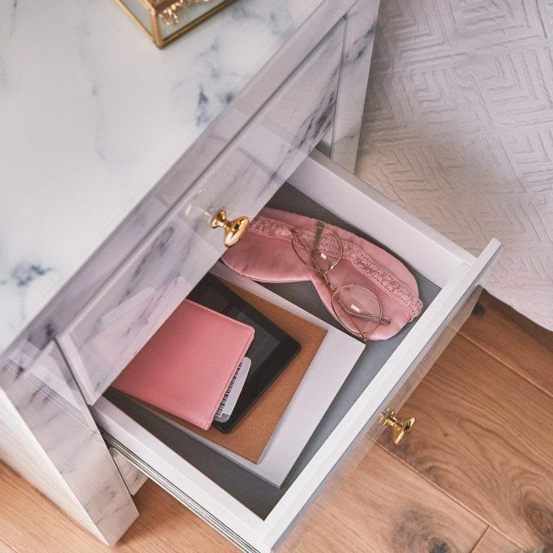Pembe Mermer Desenli Cam Yüzeyli Gold Kulplu Mermer Komodin - 67x45x36 cm - 127996