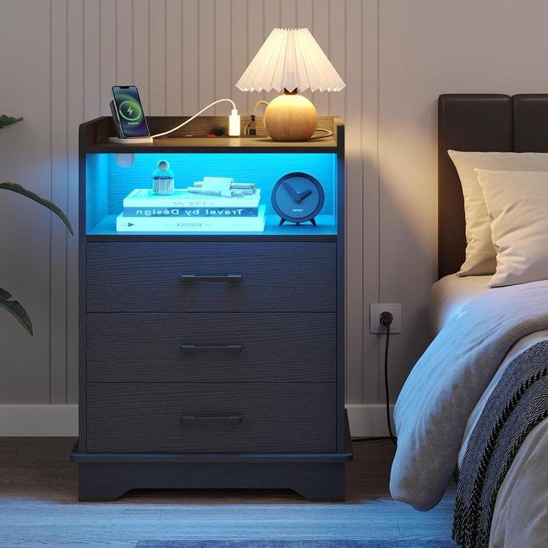 Siyah Ahşap LED Işıklı ve Şarj İstasyonlu 3 Çekmeceli Komodin - 46x36x71 cm - 127427