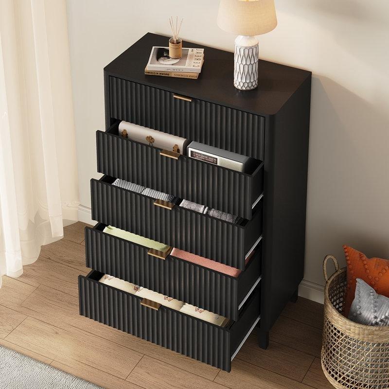 Siyah Masif Ayaklı Yivli Tasarım Gold Kulplu 5 Çekmeceli Şifonyer - 80x40x118 cm - 122680