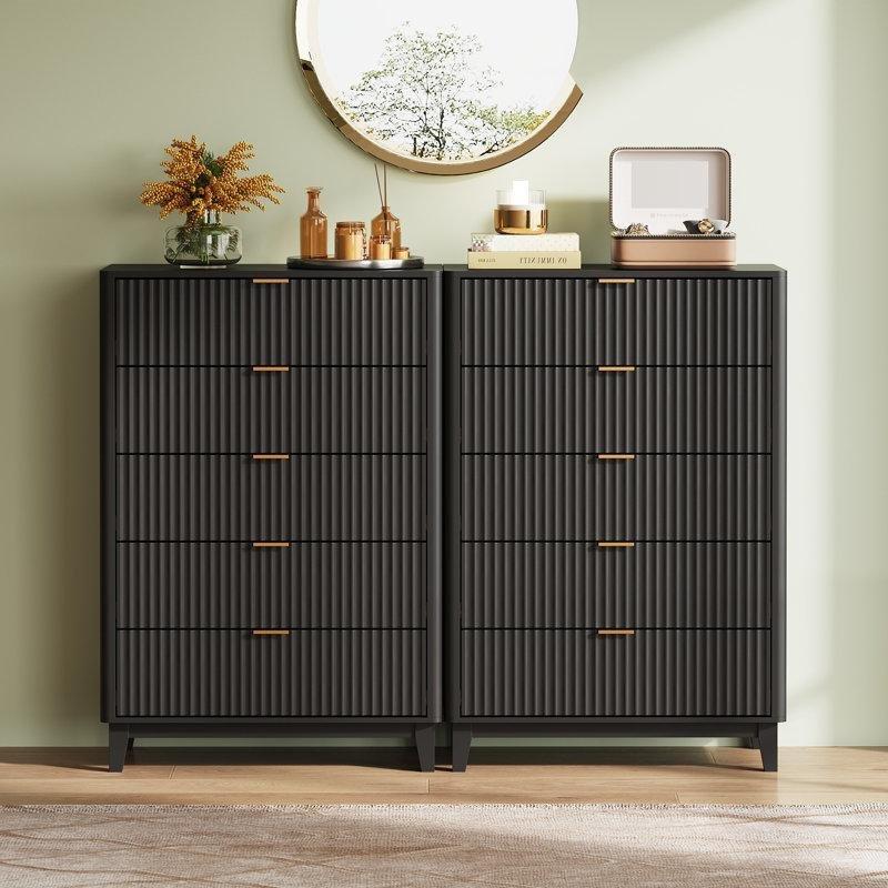 Siyah Masif Ayaklı Yivli Tasarım Gold Kulplu 5 Çekmeceli Şifonyer - 80x40x118 cm - 122680