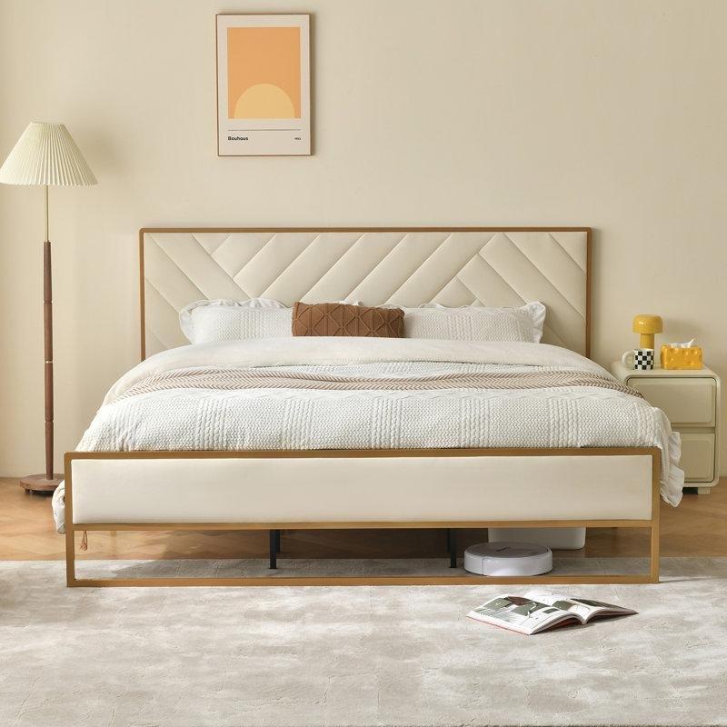 Krem Kadife Döşemeli Gold Metal Çerçeveli Kapitoneli Platform Karyola - 143344