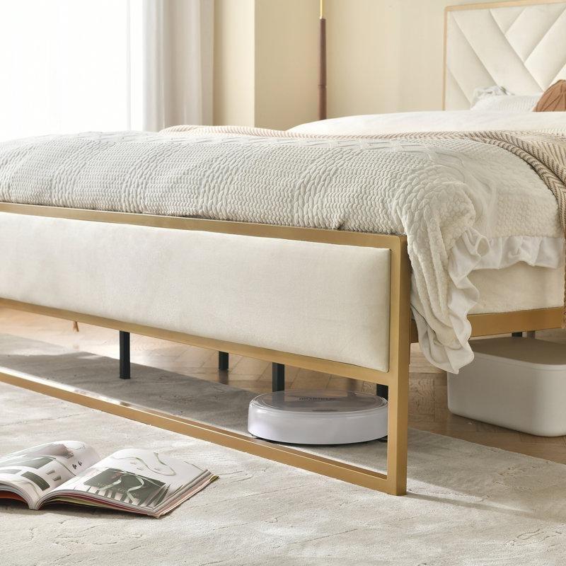 Krem Kadife Döşemeli Gold Metal Çerçeveli Kapitoneli Platform Karyola - 143344