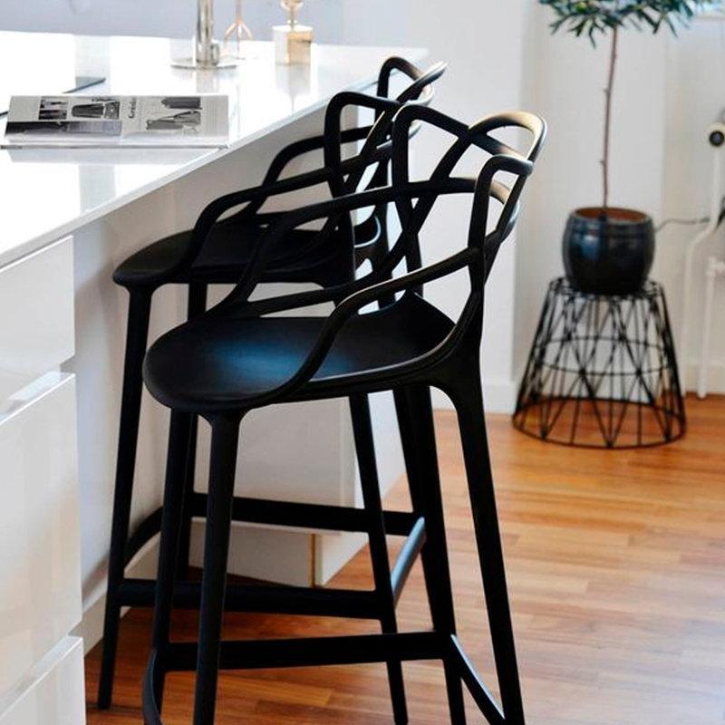 Siyah Kolçaklı İstiflenebilir Çapraz Sırtlı 2li Set Plastik Bar Sandalyesi - 67 cm - 148383