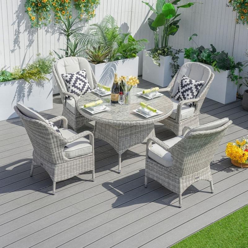 Beyaz Gri PE Rattan Minderli ve Şemsiye Delikli Yuvarlak 4 Kişilik Bahçe Masa Takımı - 215501