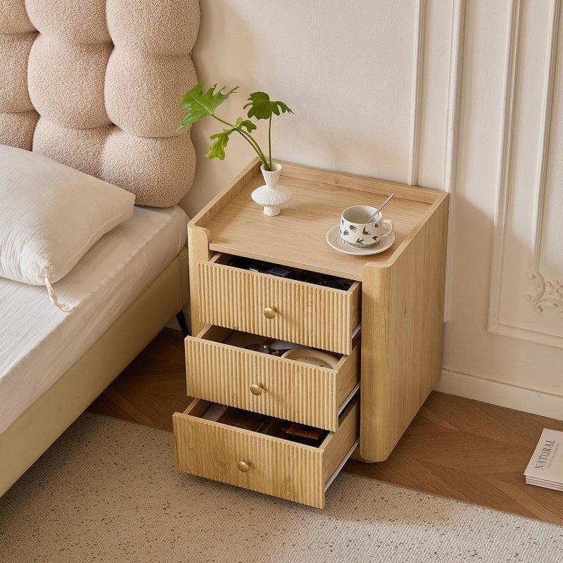 Doğal Renk Masif Ahşap ve MDF Yivli Üç Çekmeceli Komodin - 49 cm - 223957