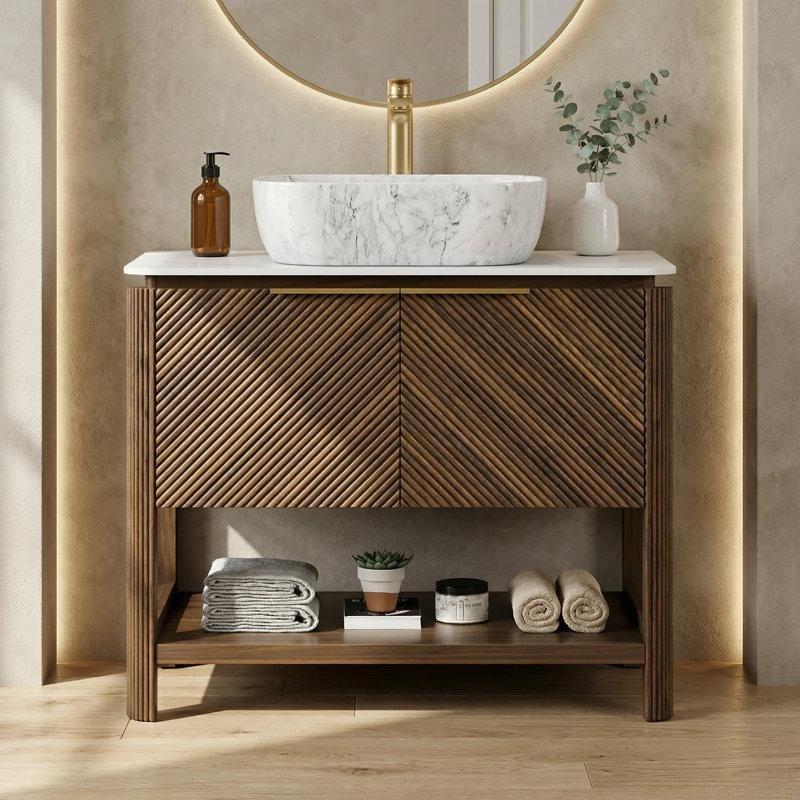 Altın Çerçeveli Yatak Başı Duvar Paneli ile Zarif Yatak Odası – 58