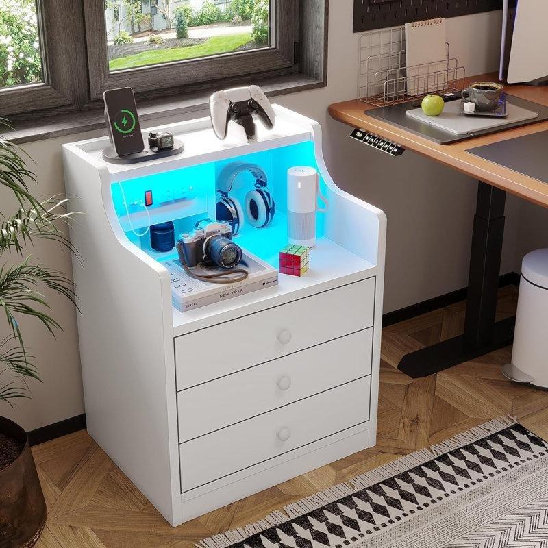Siyah Ahşap Şarj İstasyonlu ve LED Aydınlatmalı 3 Çekmeceli Raflı Komodin - 224144