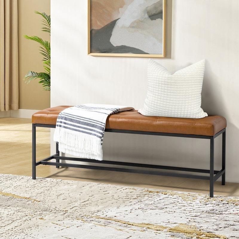 Suni Deri Döşemeli Ahşap Metal Ayaklı Kapitoneli Raflı Bench - 127 cm - 164677